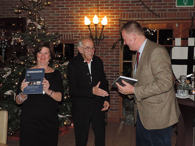 Wethouder L. Stokkelaar, Henk Eweg, burgemeester R. Cazemier.